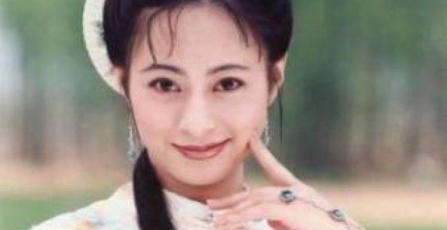 李婷宜直播间哭诉，称被信任的人套路，23年难释怀错失“小燕子”