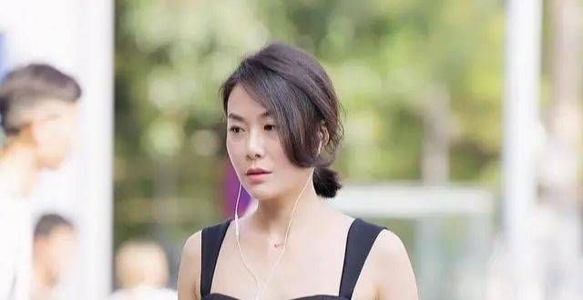 美丽自信的连衣裙，婀娜多姿，增添女神气质