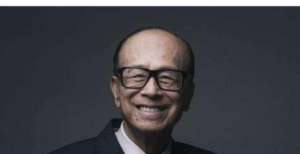 李嘉诚不敢去送何鸿燊，也不舍得两个儿子去，却让红颜知己冒险去