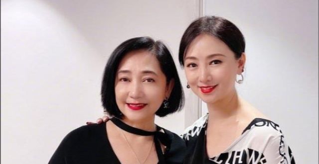 翁虹一家三口罕见聚齐！13岁女儿颜值逆袭，同框欧阳娜娜竟不输