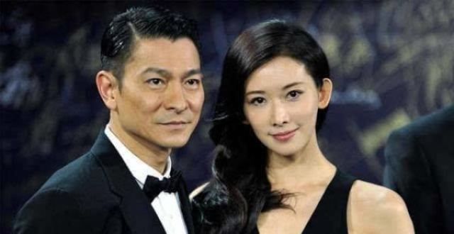 刘德华54岁老婆近照，身体发福胖成妈，女儿漂亮可爱很像他