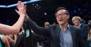 NBA老板第三巨富，千亿级资产！57岁俘获美娇娘，一家五口幸福