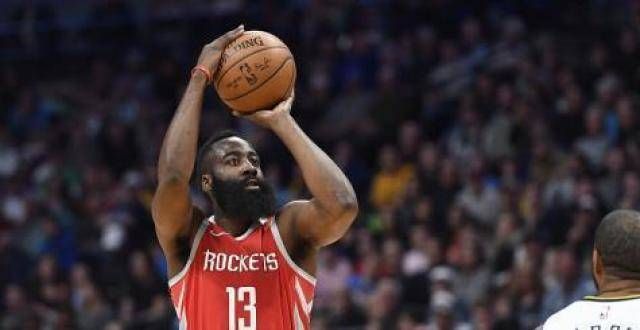 NBA左撇子球星，不看到照片都不敢信，詹姆斯左撇子却用右手打球