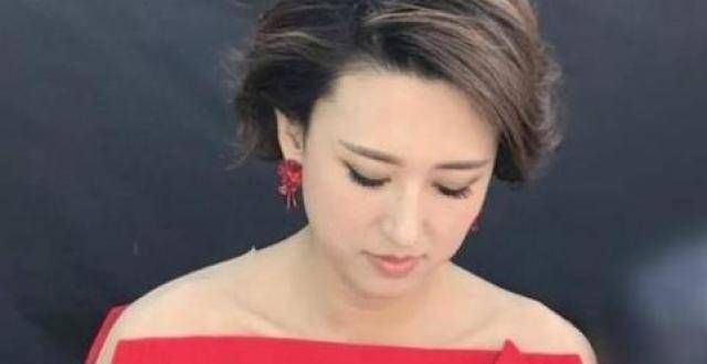 她是央视主持人，丈夫比她20岁，站一起像父女