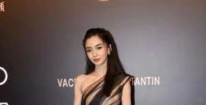 杨颖染一头红发美回嫩模时期，一身西柚裙好粉嫩，洋气减龄好少女