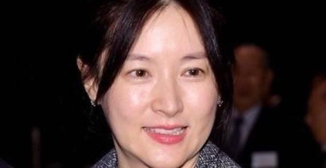 李英爱也50是个真实老人了，不修饰的脸也松弛有皱纹，但气质好！