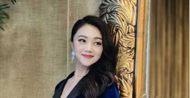 37岁王小玮恢复单身，头戴皇冠穿小白裙，离婚后依然活成小公主