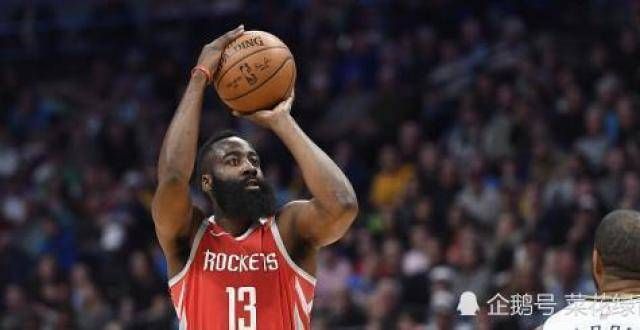 NBA左撇子球星，不看到照片都不敢信，詹姆斯左撇子却用右手打球