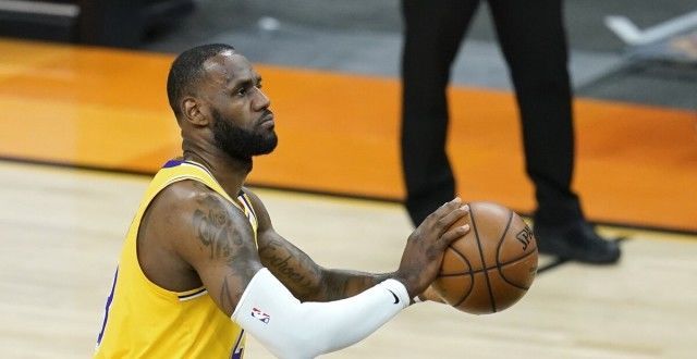 NBA晚报：官方祝哈登32岁生快，詹姆斯凌晨5点训练，杰伦罗斯力挺勇士