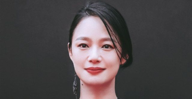 姜文老婆周韵真正的高级脸，白衣黑裤素雅清冷，果然是故事感美人