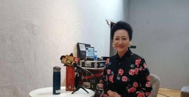 比泰服显瘦明星母框太养眼！车晓和妈妈合体，65岁王丽云穿“贵妇装”泰国岁