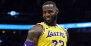 对詹姆斯不乐观？三位NBA名人都不认识黄战。罗德曼：他只是个普通的球员