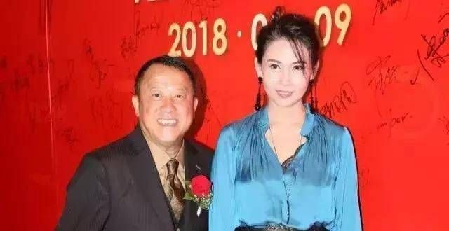 邱淑珍的女儿过了20岁生日。她穿得像个奢侈的淑女。她没有她妈妈好看！