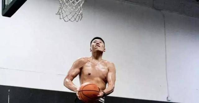 难遇的天才从冲击NBA，到无球可打！场均仅4分，你真的不是男篮未来三分时