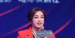 满钻石白金刘晓庆真像贵妃，穿“帝王绿”翡翠配红色西装，阔太气质太足了壕无人