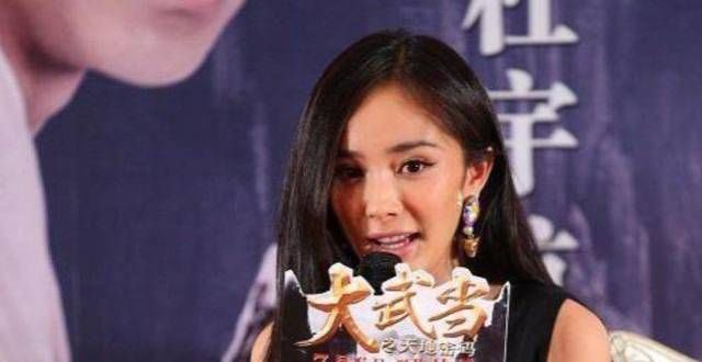 你渡过难关奚梦瑶与杨幂同框画面太美，俩人同穿黑色裙子，气质不相上下冬天穿